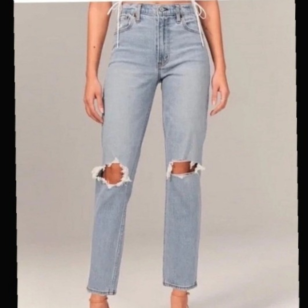 Abercrombie & Fitch The Mom High Rise Light Wash‎ Distressed Jeans - Size 2/26